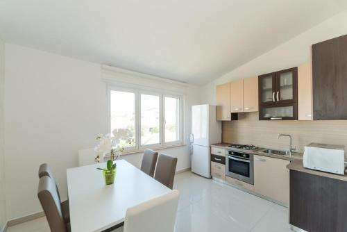 Apartments By The Sea Vir - 18588