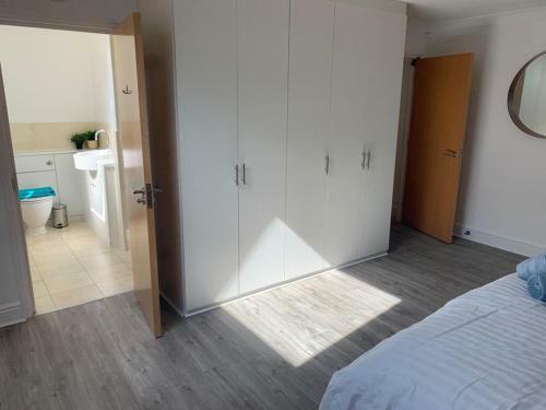 Addlestone - Large Stunning 2 Bed Room Apartment