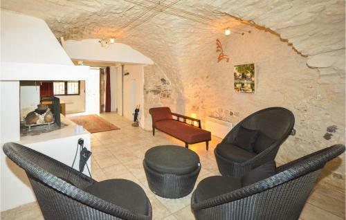 Beautiful Home In Aigu�ze With 5 Bedrooms