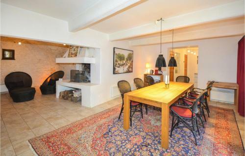 Beautiful Home In Aigu�ze With 5 Bedrooms