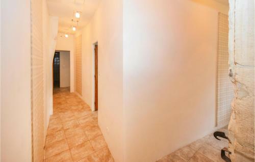 Beautiful Home In Aigu�ze With 5 Bedrooms