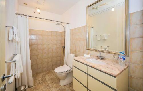 Beautiful Home In Aigu�ze With 5 Bedrooms