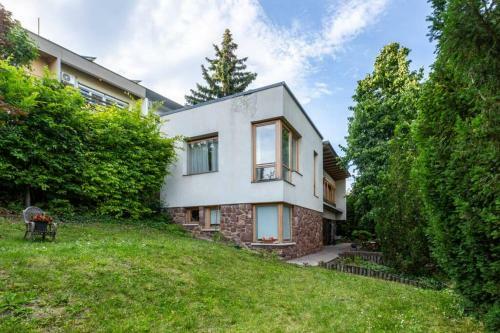 Quiet, Spacious House Near The Center (5 Min)