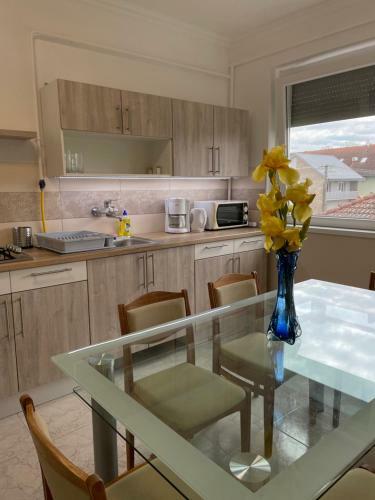 Hostal Pingvin Cukr�szda Apartman Fels? Szint