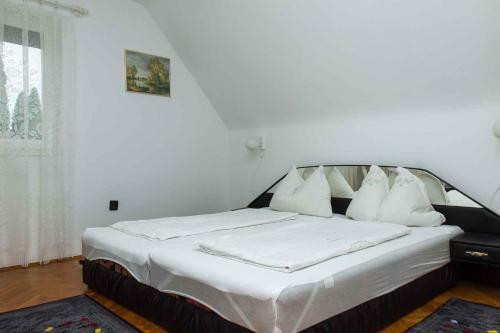 Holiday Home In Balatonmariaf�rdo 19555