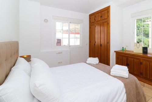 4 Br House In Benahavis Centre, Costa Del Sol