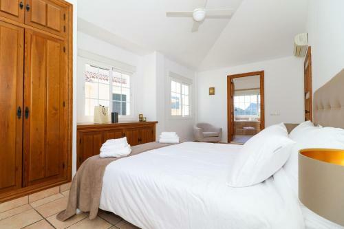 4 Br House In Benahavis Centre, Costa Del Sol
