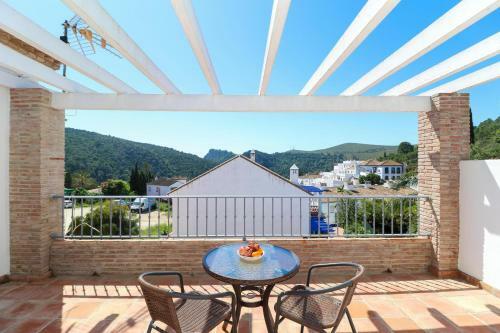 4 Br House In Benahavis Centre, Costa Del Sol
