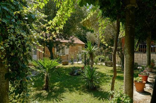 Hostal Mediterranean Holiday House & Apartments