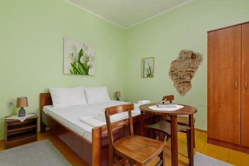 Hostal Mediterranean Holiday House & Apartments