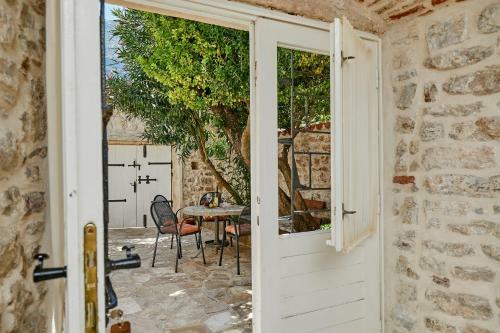 Hostal Mediterranean Holiday House & Apartments