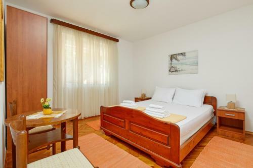 Hostal Mediterranean Holiday House & Apartments