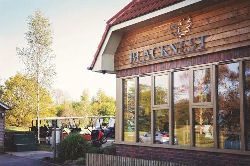 Hotel Blacknest Golf And Country Club