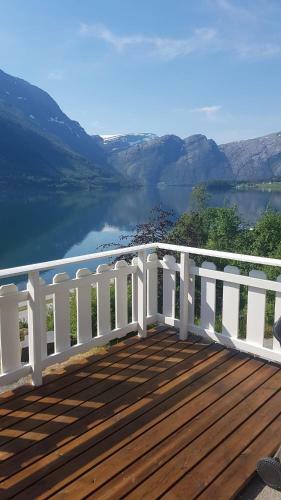 Between Fjord Og Glacier