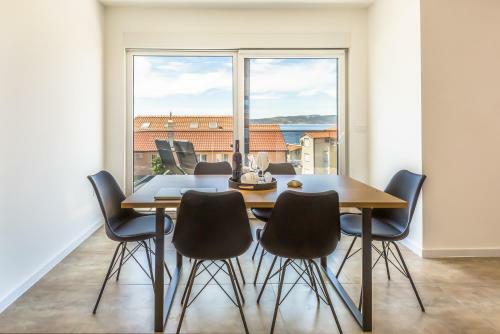 Luxury 2 Bedroom Apartment With Sea View