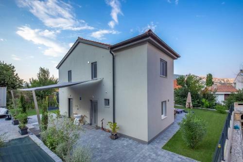 Tarari Luxury Apartment