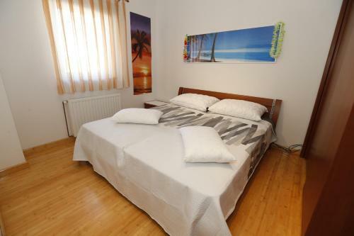 Apartment Bojan With Terrace And Sea View