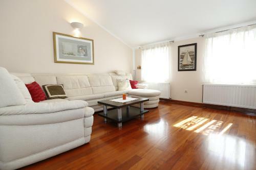 Apartment Bojan With Terrace And Sea View