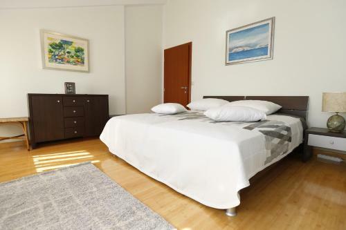 Apartment Bojan With Terrace And Sea View