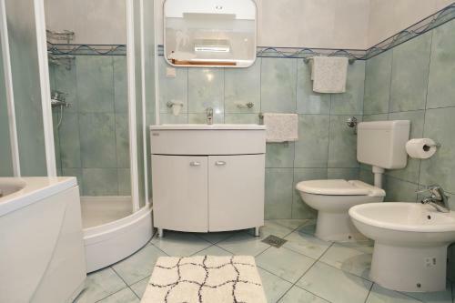 Apartment Bojan With Terrace And Sea View