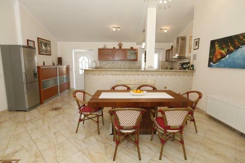 Apartment Bojan With Terrace And Sea View