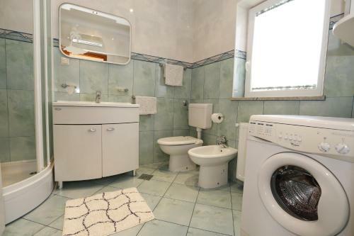 Apartment Bojan With Terrace And Sea View