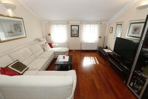 Apartment Bojan With Terrace And Sea View