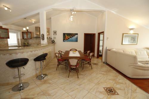 Apartment Bojan With Terrace And Sea View