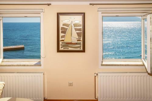 Apartment Bojan With Terrace And Sea View