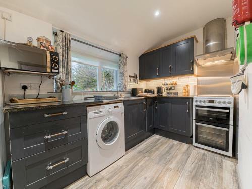 Pass The Keys Compact 2 Bed, 2 Bath With Amazing Views & Parking