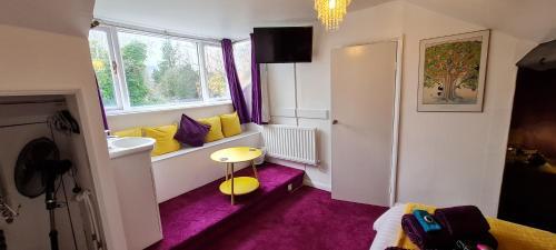 Hostal Holly Cottages