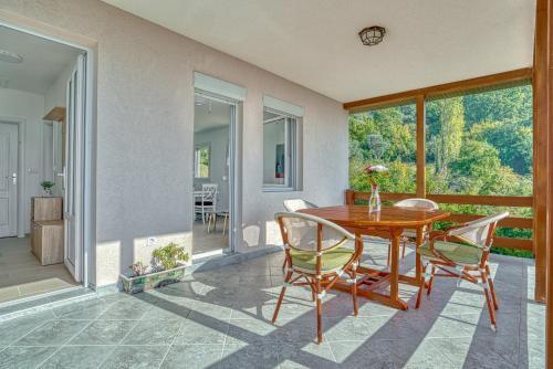 Two Bedroom House With Sea View Maj