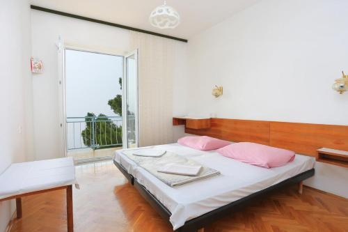 Hostal Rooms With A Parking Space Brela, Makarska - 17281