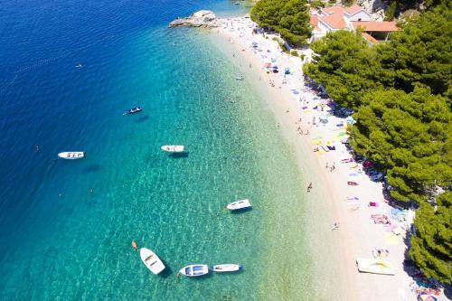 Apartments With A Parking Space Brela, Makarska - 17371