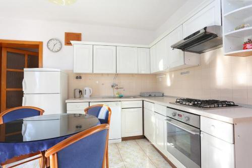 Apartments With A Parking Space Brela, Makarska - 18495
