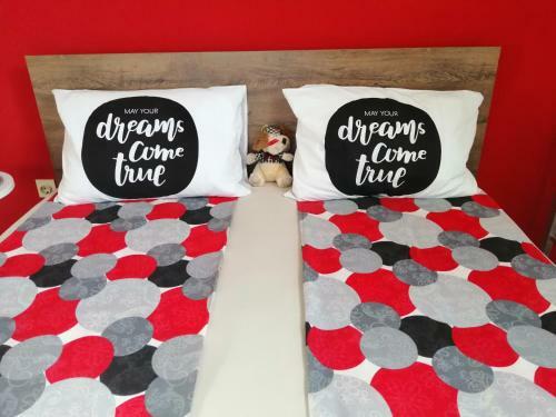 Apartman Red Wall