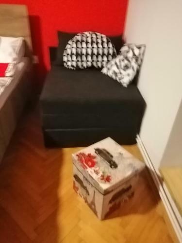 Apartman Red Wall