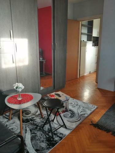 Apartman Red Wall