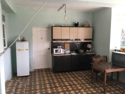 Hostal Guest House On Kodori Highway 74