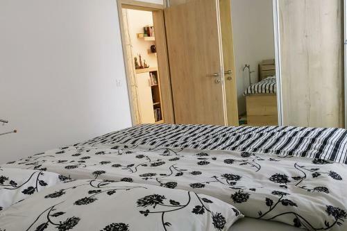 Apartamento Newly Built Bachelor Pad In Outer City Center