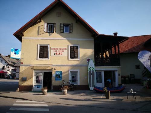 Albergue Bus Station Beds