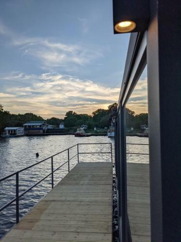 Schwimmendes Haus, Freier Blick Aufs Tolle Wasser