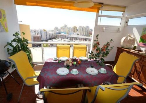 Two Bedroom Holiday Apartment In Arma��o de P�ra