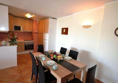 Two Bedroom Holiday Apartment In Arma��o de P�ra