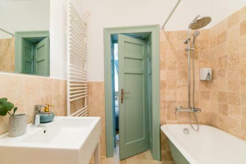 The Sunny Homelike & Central Apartment