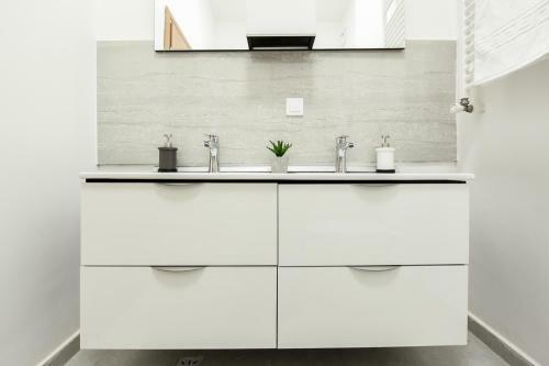 Simple Yet Stylish. Piata Revolutiei Apartment