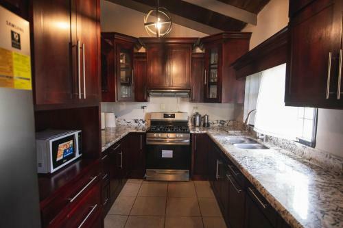 Rustic Guesthouse Near The Beach - 5 Min Drive