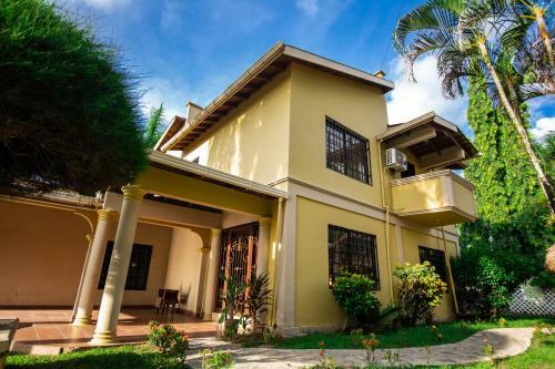 Rustic Guesthouse Near The Beach - 5 Min Drive