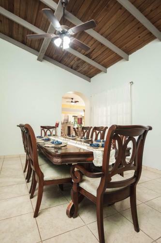 Rustic Guesthouse Near The Beach - 5 Min Drive
