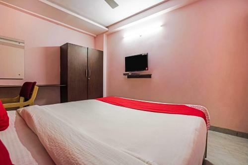 Hotel Vaccinated Staff - Oyo 13746 Mint Leaves